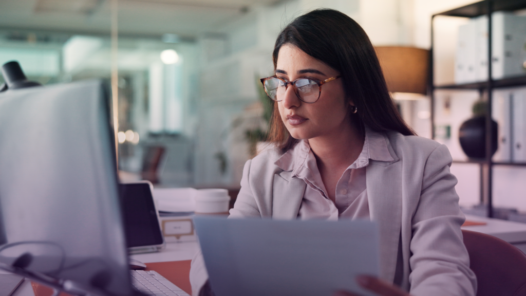 Monitoria de qualidade com IA: como eliminar o viés humano e escalar o seu atendimento